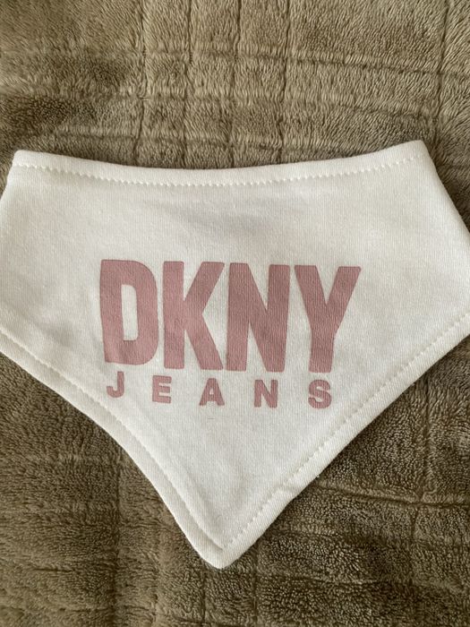 Слюнявчики  брендові нагрудники DKNY