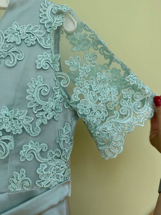 Атласна вечірня сукня