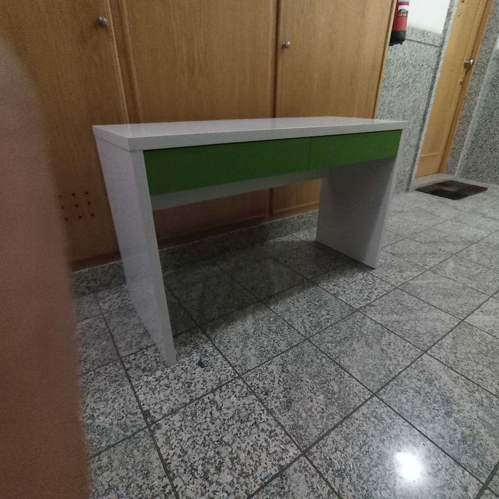 Secretária com duas gavetas