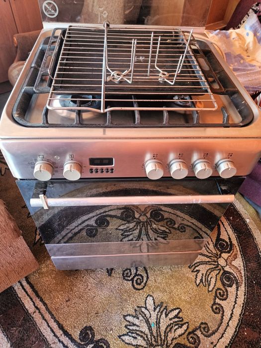 Kuchnia gazowa z piekarnikiem elektrycznym hotpoint Ariston