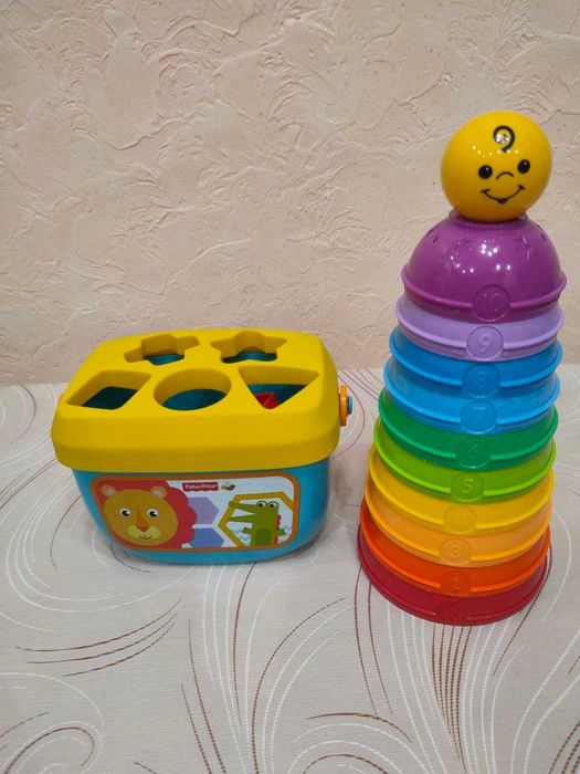 Fisher-Price пірамідка-формочки та відерце-сортер