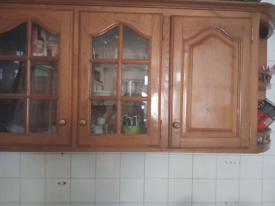 Vendo móvel de cozinha em bom estado em 2 mão todo ele castanho escuro