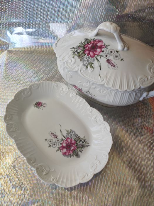 Terrina Vista Alegre com tampa.Vintage.1948-1968.a e uma travessa oval.
