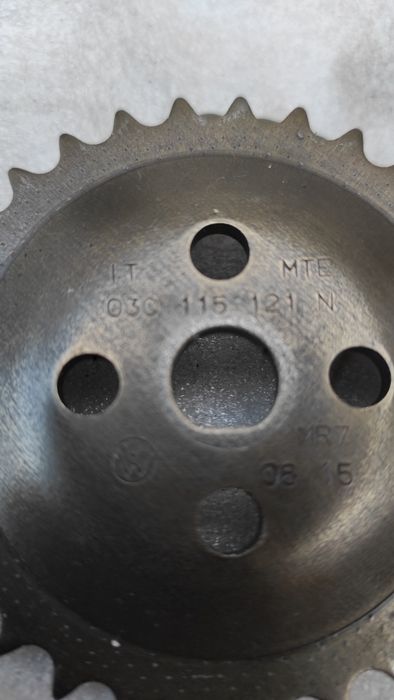Зірочка 03C115 121 N та цепка на масляний насос 1.4 tsi