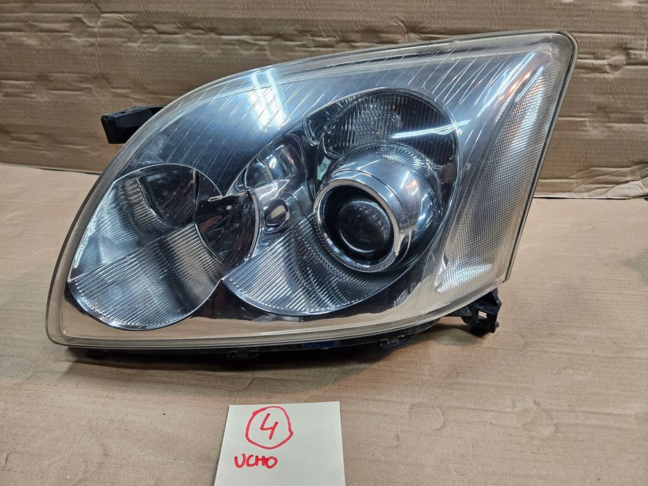 toyota avensis t25 03-06 lampa przód lewy