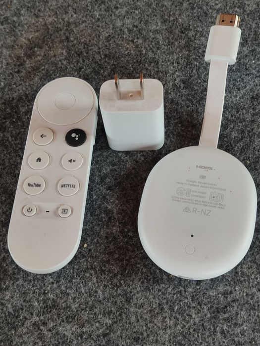 Uszkodzony Google Chromecast z Google TV (Model G454V) + pilot