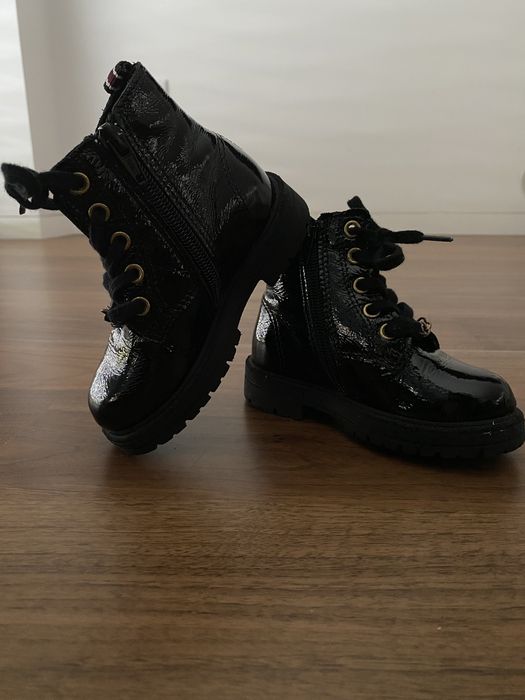 Botas em pele preto com corrente dourada