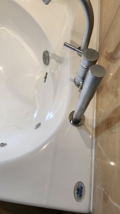 Wanna z hydromasażem do zabudowy,biała137/137cm