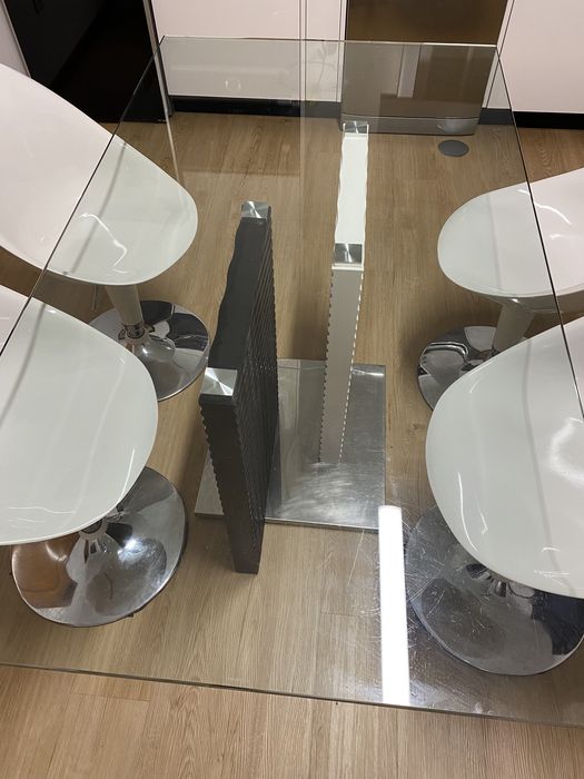 Mesa com tampo em vidro