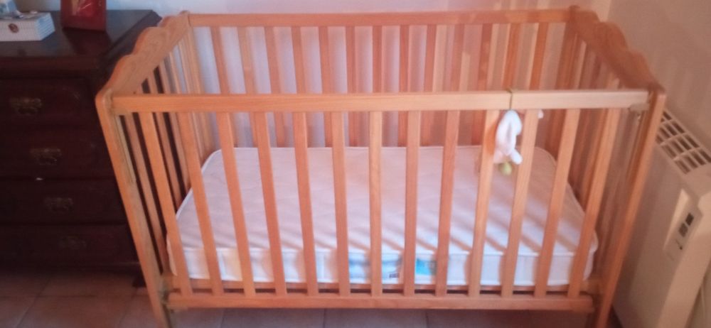 Cama/berço de bebé com colchão