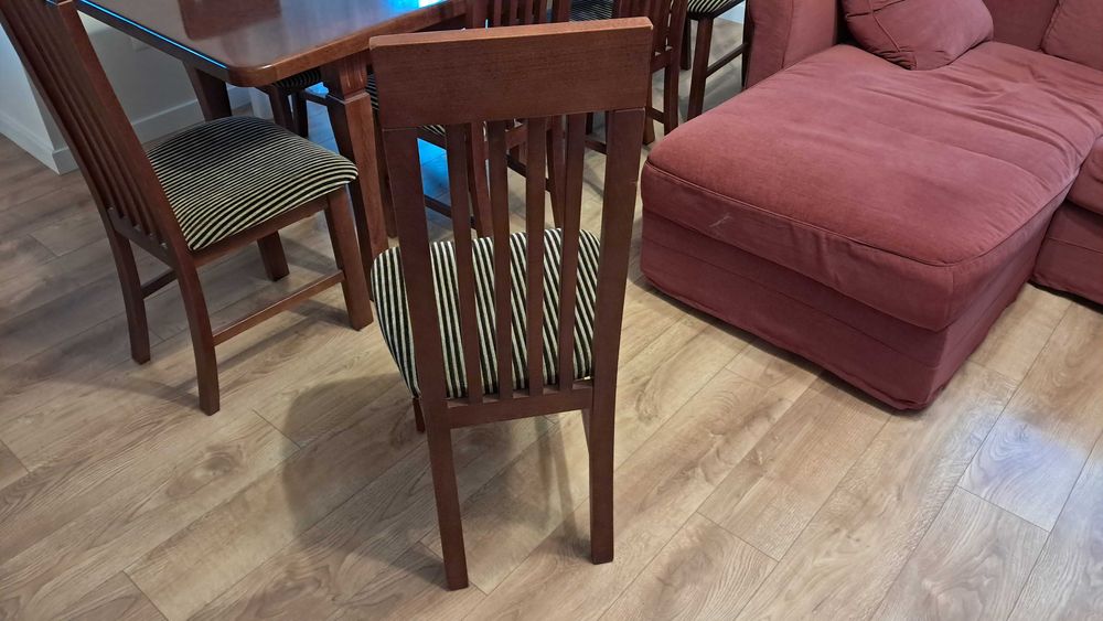 Solidny drewniany, rozkładany stół z krzesłami, stołkami