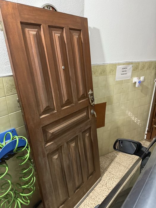 Porta em madeira maciça