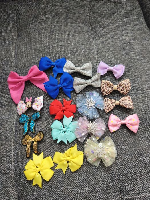 Zestaw 19 nowych spinek spineczek brokat kokardy cekiny 19 szt Disney