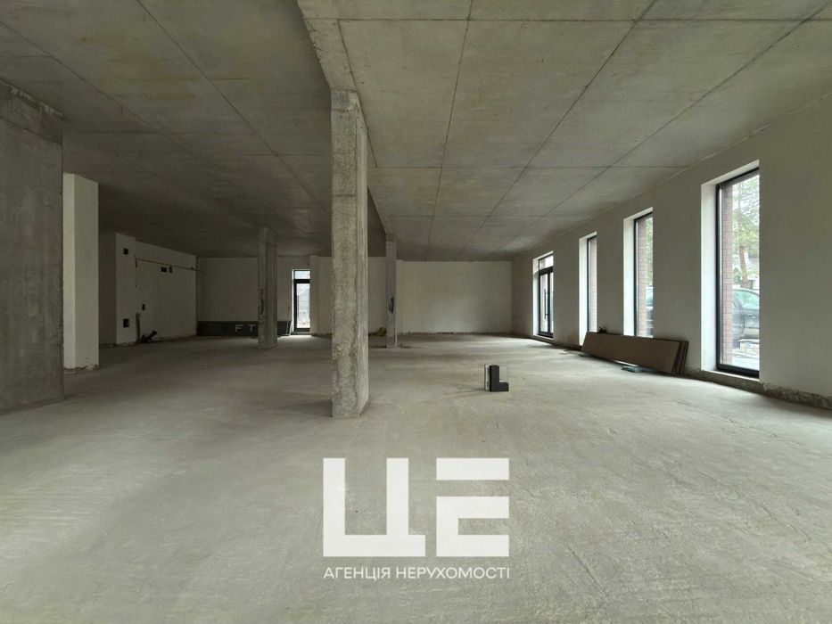 Продаж комерційного приміщення. 204кв.м. Фасад. вул. Окружна 43.