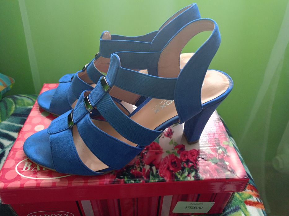 Sandały niebieskie na obcasie 39