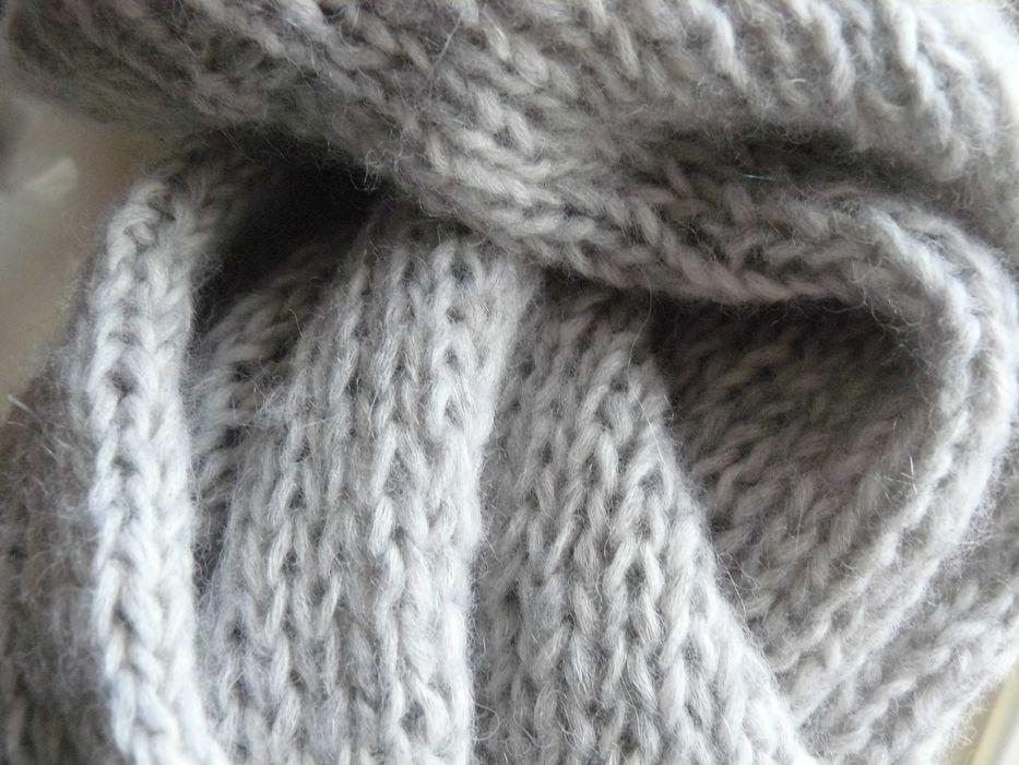 Sweter ręcznie robiony baby alpaka Drops Air handmade szary 50 puszek