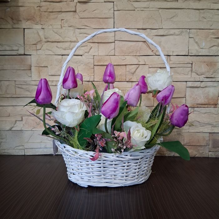 Kompozycja kwiatowa stroik okolicznościowy wiosenny sztucznych kwiatów