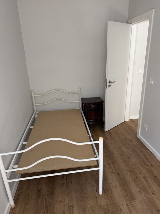 Cama de solteiro em ferro