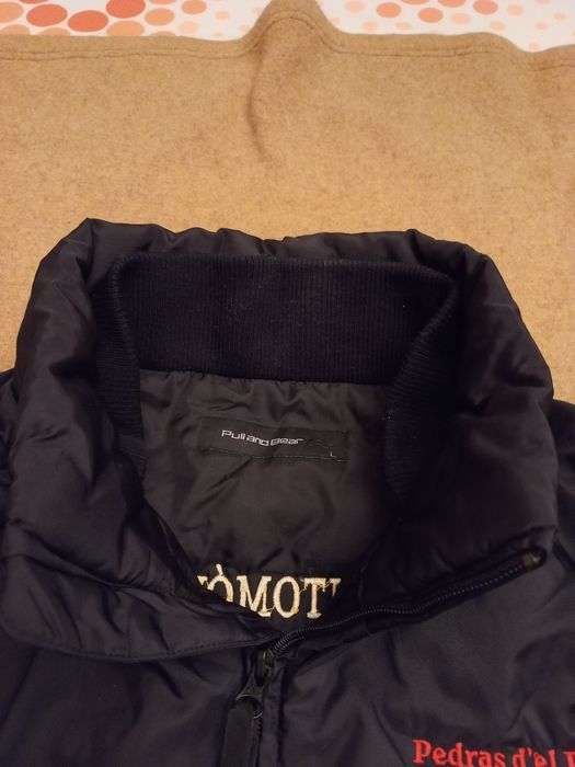 Anorak preto em polisstereno com forro em flanela azul petróleo