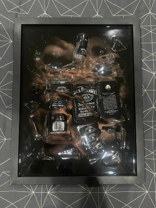 Quadros detalhados com garrafa