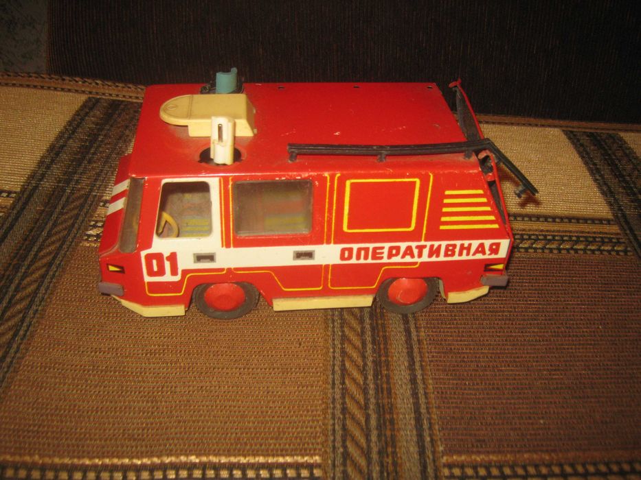 Заводная машинка,СССР.Сталь,пластик.