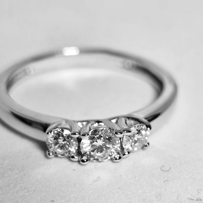 Золоте кільце з діамантами Tiffany. Кольцо с бриллиантами