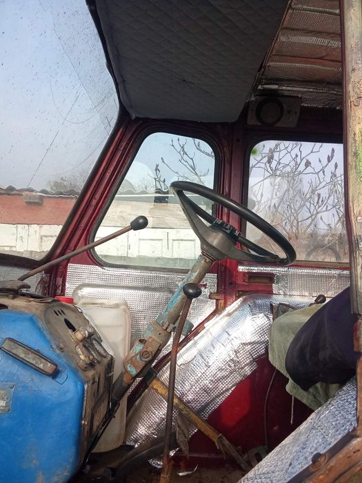 Трактор находу цікавить