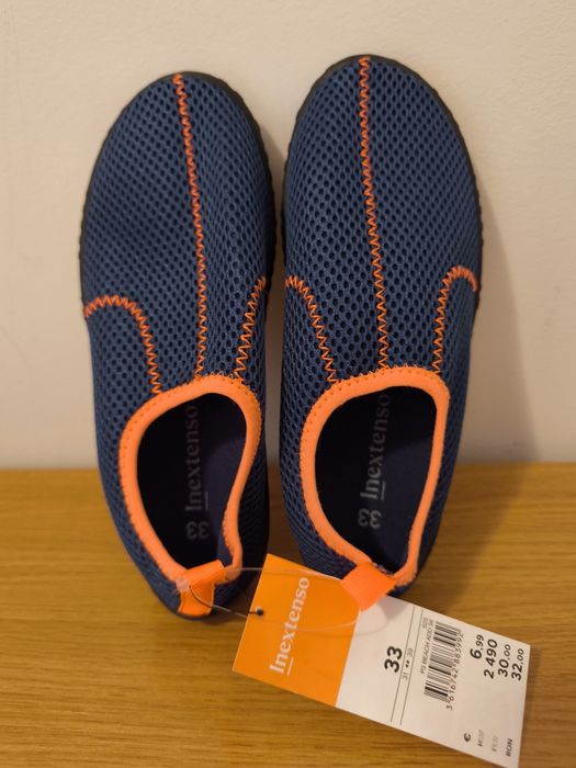 Sapatos de água Novos da In extenso