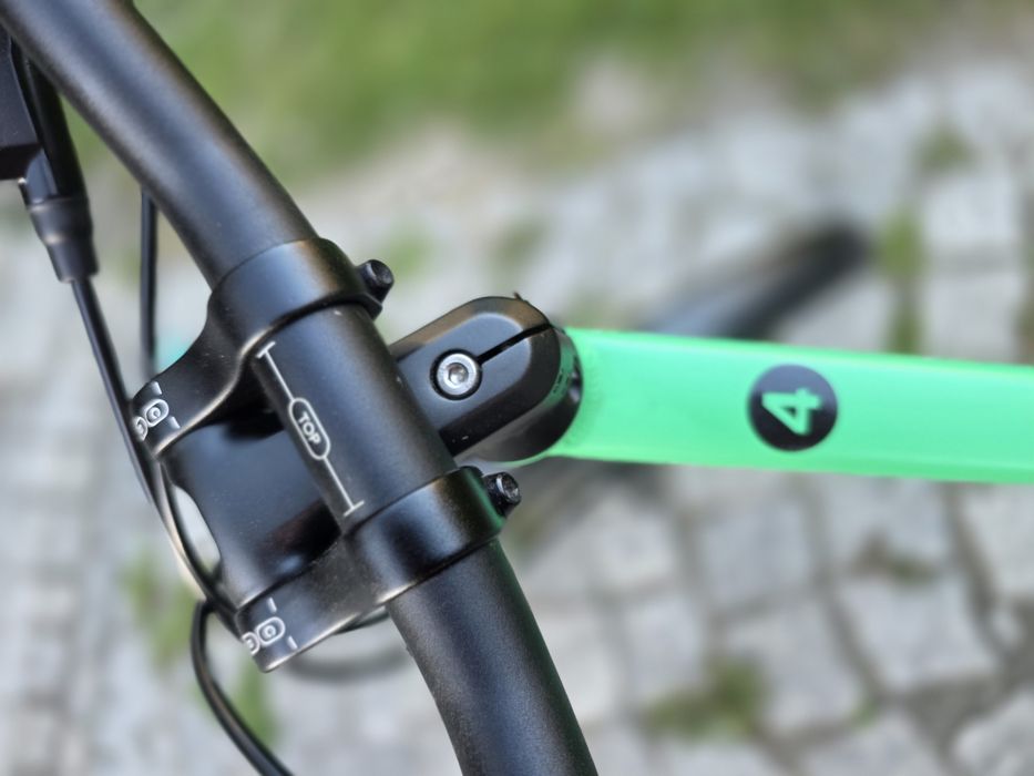 Woom 4 Explore Zielony z błotnikami i nóżką hamulce tarczowe