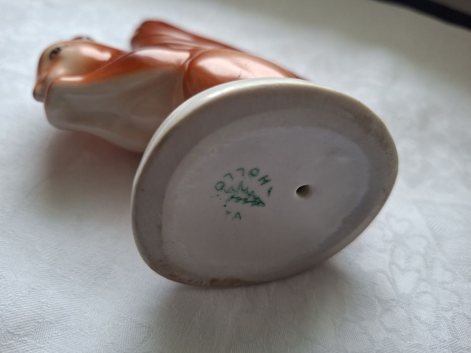 Porcelanowa figurka wiewiorka Hollohaza nr2