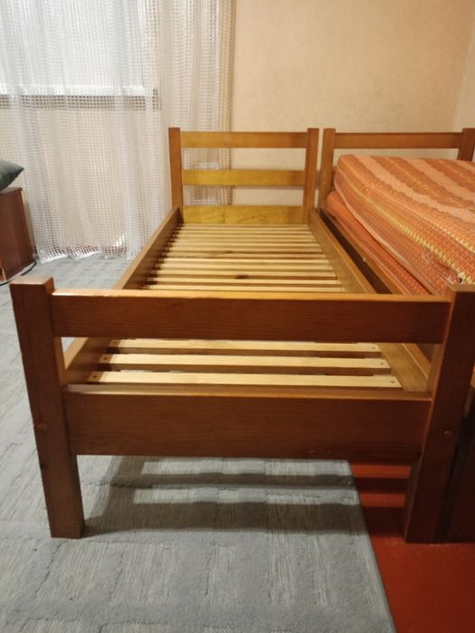 Продам дерев'яні ліжка 2 шт з матрацами.
