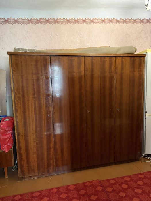 Віддам безкоштовно велику містку шафу для одягу (самовивіз, 2 поверх)