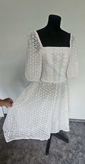 Śliczna biała sukienka haftowana (hafty/ażurowa) midi – romantyczna / boho