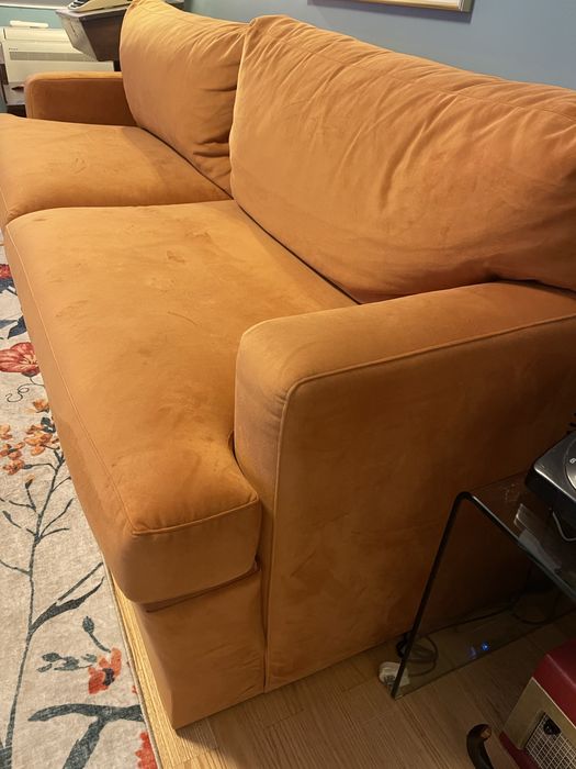 Sofa de 3 lugares em tom  “ferrugem claro”