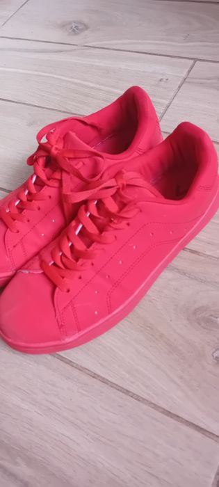 Czerwone buty sportowe Vty