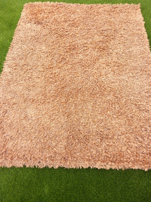 Duas carpetes vermelho vivo,e uma Catanho pelo longo