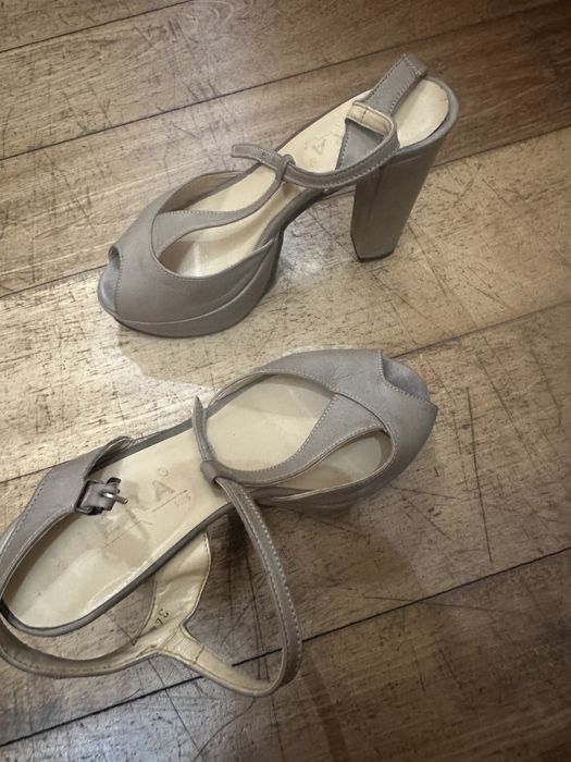 Sandalia da marca Hera de cor cinza / nude