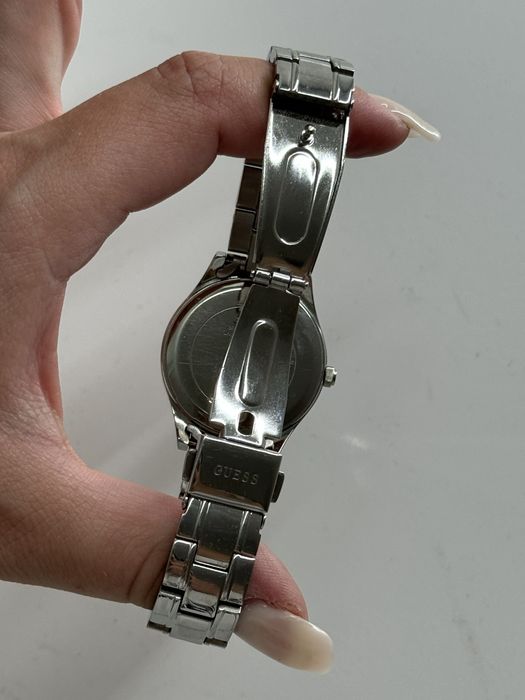 srebrny damski zegarek guess z cyrkoniami krysztalkami i indeksami