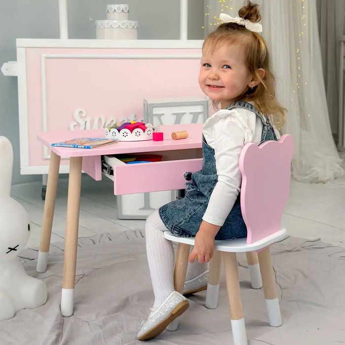 Стіл прямокутний з шухлядою 46х60х45 і стілець медвежа 26.5х26х25см.