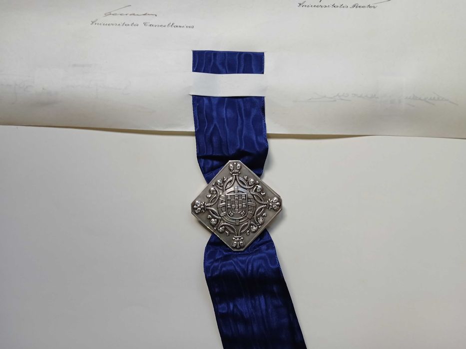 Diploma universitário com selo em prata