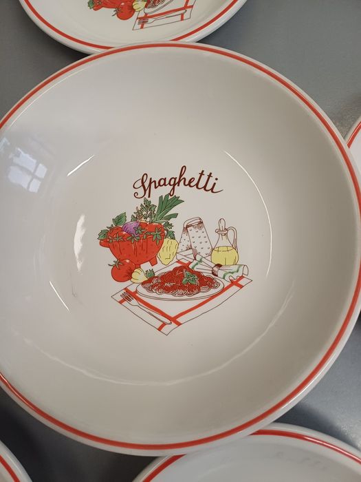 Duża miseczka z 5 -cioma talerzami spagetti