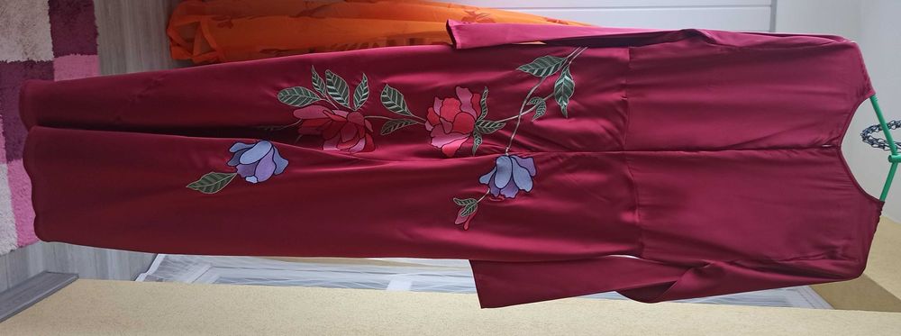 Elegancka satynowa burgundowa wyszywana sukienka w kwiaty ASOS