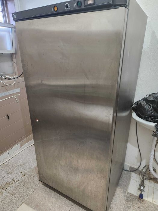 Mesas, Cadeiras , máquina de lavar louça, ,congelador, Balcão medeira