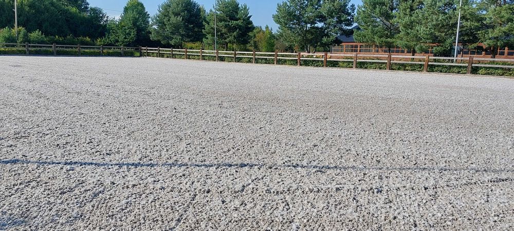 Flizelina, ścinki tekstylne, podłoża dla koni, ujeżdżalnia.