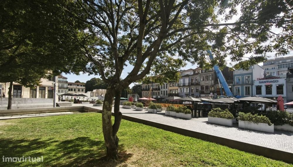 Loja para arrendar na Praça dos Poveiros na baixa do Porto