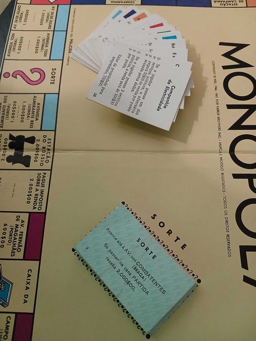 Jogo "Monopólio Deluxe" versão portuguesa clássica de 1961 com as notas ainda da moeda portuguesa o Escudo. Usado