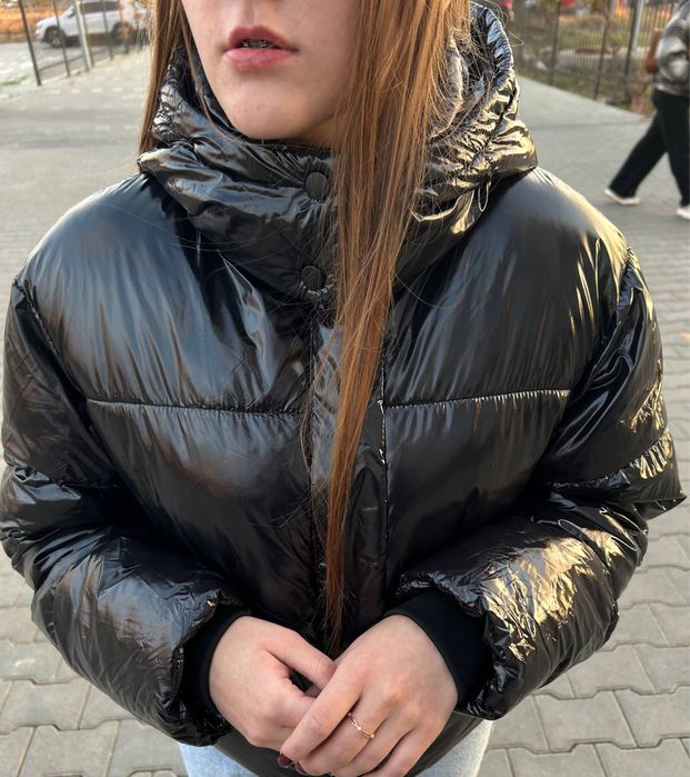 Жіноча куртка чорна глянцева зимна тепла пуховик пуфер
