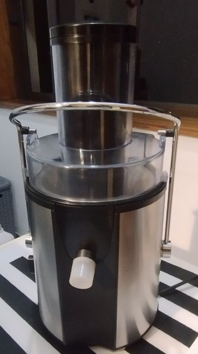 Máquina de fazer sumos (centrifugadora em inox )