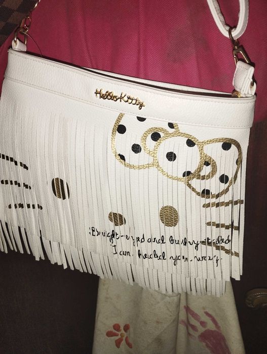 Nova, nunca usada. Branca com franjas que fazem a cara da Hello Kitty