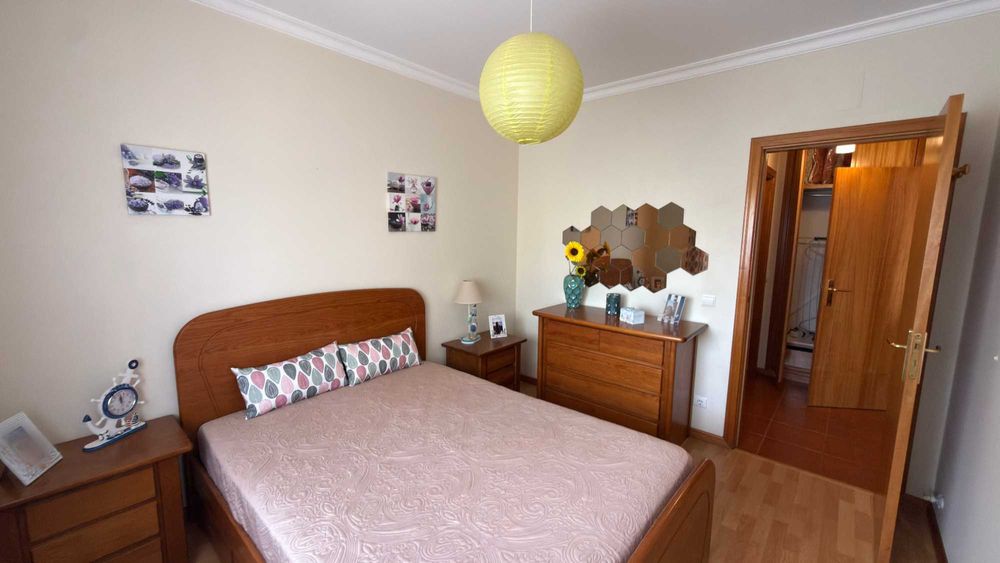 Apartamento T1+1 com varanda e garagem.  A 4 minutos de acesso pedonal à Praia. Buarcos